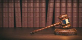 młotek sędziowski na podkładce