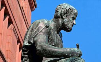 Który filozof był autorem doktryny dwóch światów? Który filozof był autorem doktryny dwóch światów?